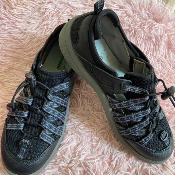 Shoes - Baretraps Womens Polla Memory Foam Fabric/Mesh Casual‎ Athletics/Size 7